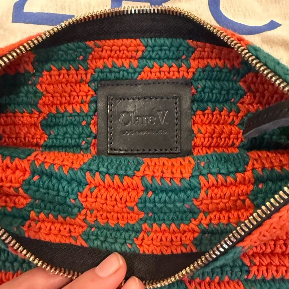 Stylish Red and Green Checkered Handbag - Picture 2 of 3